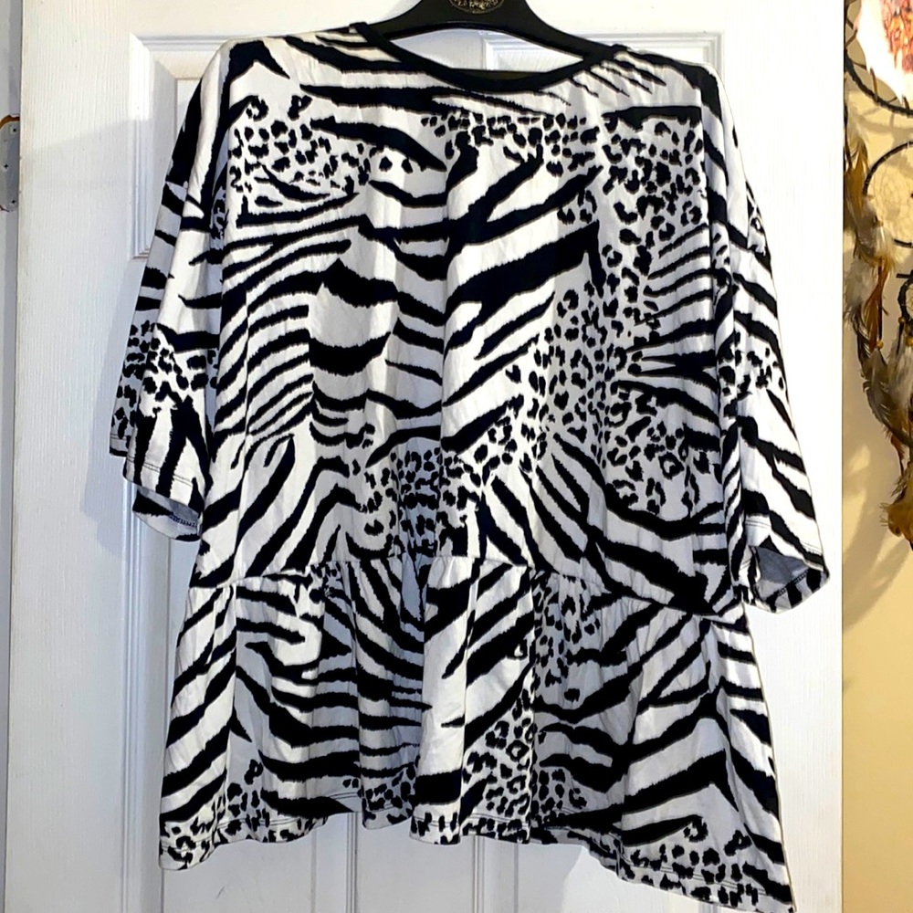 Peplum short sleeve shirt with black and white print